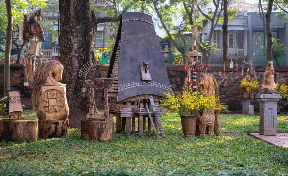 Les œuvres exposées, représentant des chevaux en bois des Hauts Plateaux du Centre, conservent les traces de ciseau et les tailles brutes, sans peinture ni vernis, laissant apparaître les veines naturelles du bois.