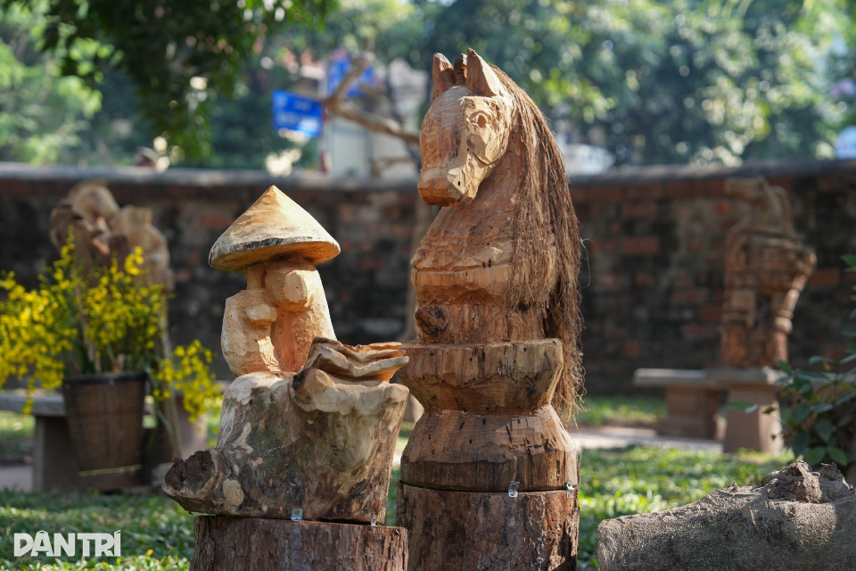 Chaque posture de cheval incarne un état, une tranche de vie. Aucune œuvre ne se ressemble, car chaque pièce de bois possède sa forme propre et chaque émotion de l’artisan ouvre un univers singulier.