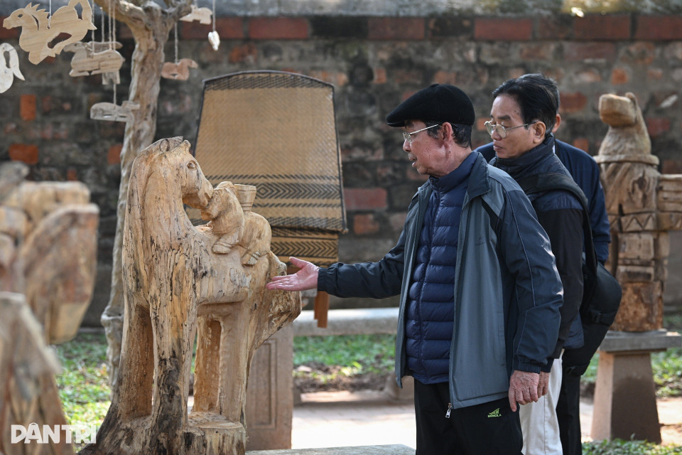 Organisée au tout début de la nouvelle année, « Le cheval descend en ville » laisse une empreinte marquante en tant qu’événement culturel porteur de sens, offrant au public des expériences esthétiques originales et des réflexions profondes sur l’identité culturelle.