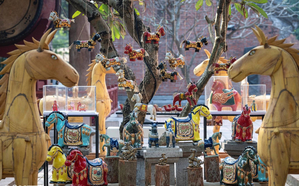 L’un des temps forts de l’exposition est constitué par les sculptures sur bois du chercheur Dang Minh Tâm, qui a consacré plusieurs décennies à l’étude, à la collecte, à la préservation et à la valorisation de la culture des Hauts Plateaux du Centre.