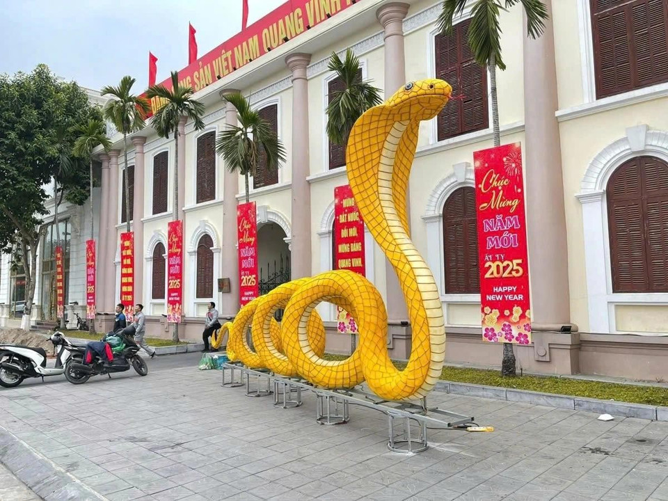 Sur la place du 3 Février de la ville de Nam Dịnh, une impressionnante mascotte de cobra doré a été dévoilée pour célébrer le Nouvel An lunaire 2025.