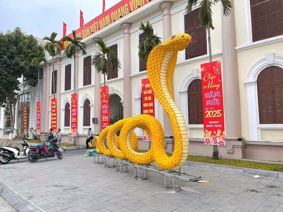 Sur la place du 3 Février de la ville de Nam Dịnh, une impressionnante mascotte de cobra doré a été dévoilée pour célébrer le Nouvel An lunaire 2025.