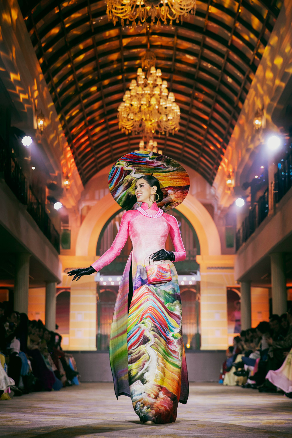 Les candidates étrangères sont arrivées au Vietnam les 27 et 28 novembre pour participer à la séance photo Glamshot. Elles se sont ensuite rendues à Huê pour participer à une série d’événements, dont la deuxième saison du concours Best of Vietnam Fashion Show, le concours Best in Swimsuit et la cérémonie de remise des écharpes.