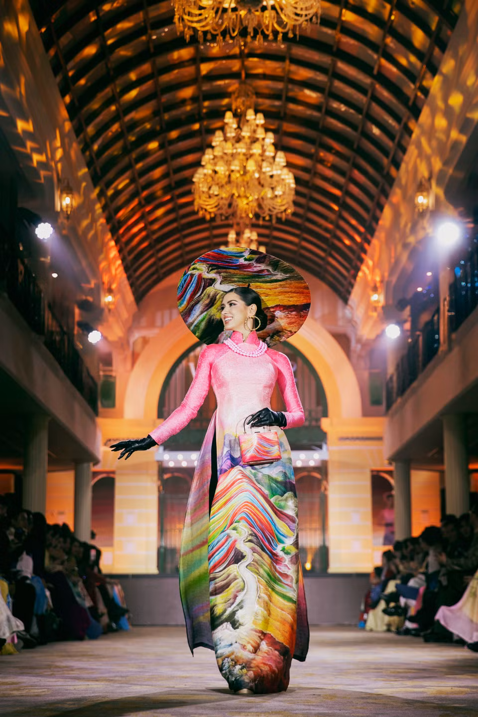 Les candidates étrangères sont arrivées au Vietnam les 27 et 28 novembre pour participer à la séance photo Glamshot. Elles se sont ensuite rendues à Huê pour participer à une série d’événements, dont la deuxième saison du concours Best of Vietnam Fashion Show, le concours Best in Swimsuit et la cérémonie de remise des écharpes.
