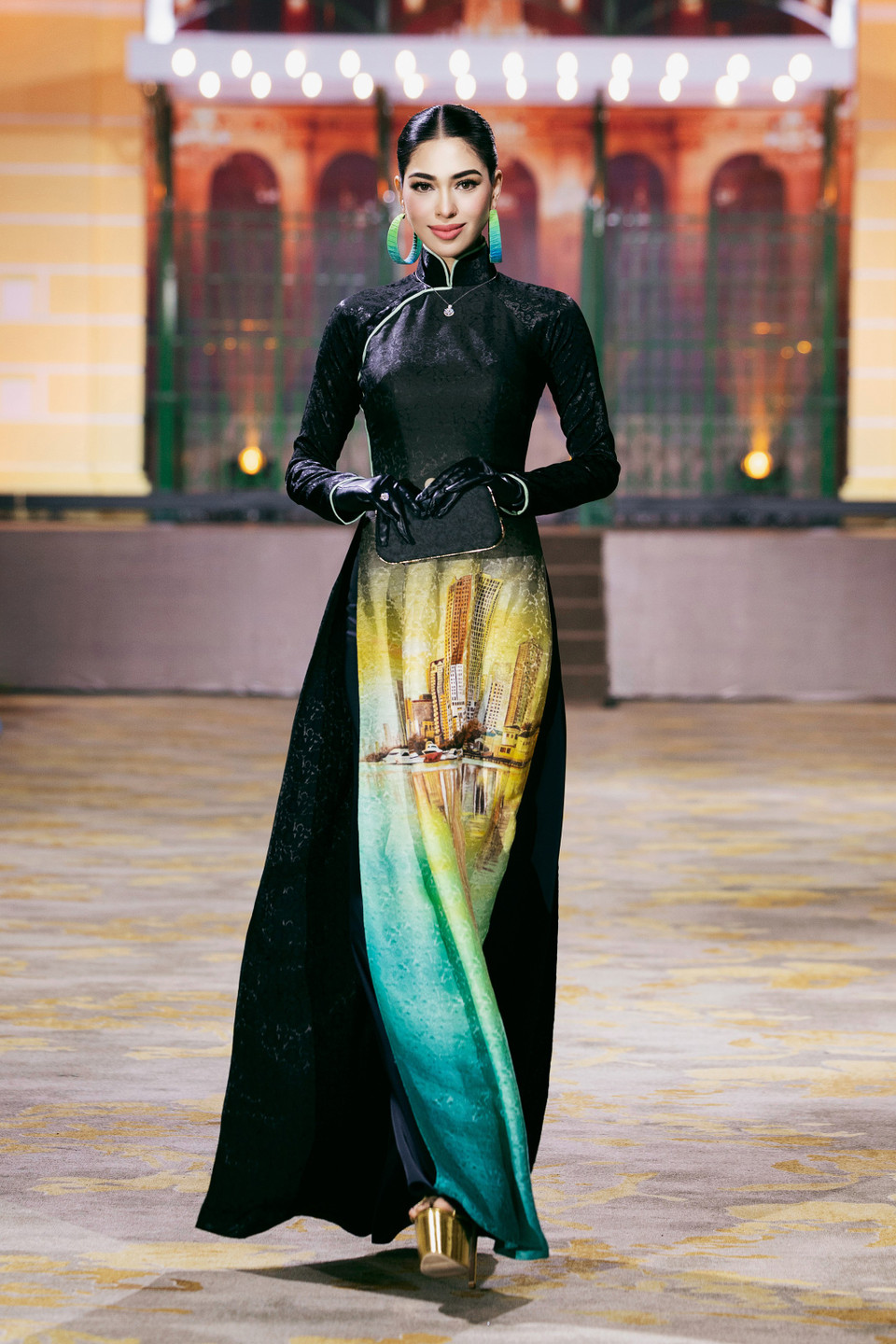 Le créateur utilise la soie comme matière principale pour cette collection.