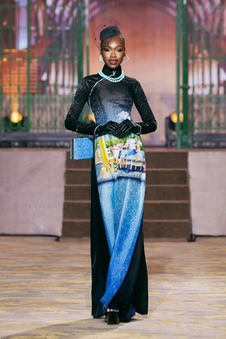 Au total, 73 candidates au concours Miss Cosmo 2025 présentent la collection de ao dài « Heritage in Heritage » du créateur Trung Dinh et de ses collaborateurs.