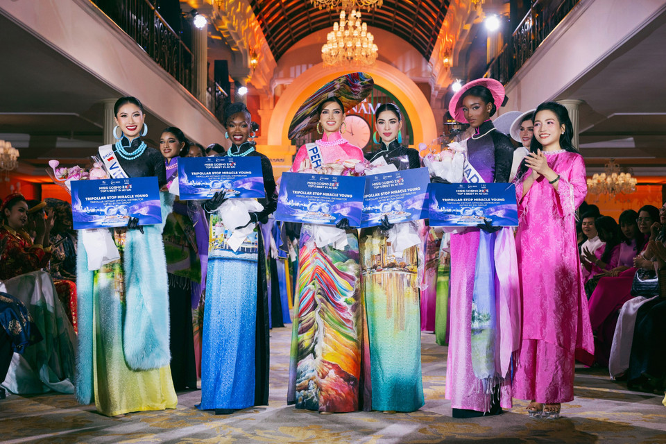 Pour la première fois, le concours «Best of Vietnam Fashion Show» a dévoilé son palmarès des cinq plus belles tenues traditionnelles vietnamiennes : Miss Cosmo Pérou – Kelín Rivera, Miss Cosmo Bahamas – Beyonce Forbes, Miss Cosmo Philippines – Chelsea Fernandez, Miss Cosmo Équateur – Alexandra Mina et Miss Cosmo Vietnam – Nguyên Hoàng Phuong Linh.