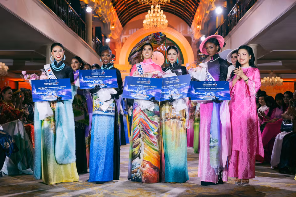 Pour la première fois, le concours «Best of Vietnam Fashion Show» a dévoilé son palmarès des cinq plus belles tenues traditionnelles vietnamiennes : Miss Cosmo Pérou – Kelín Rivera, Miss Cosmo Bahamas – Beyonce Forbes, Miss Cosmo Philippines – Chelsea Fernandez, Miss Cosmo Équateur – Alexandra Mina et Miss Cosmo Vietnam – Nguyên Hoàng Phuong Linh.