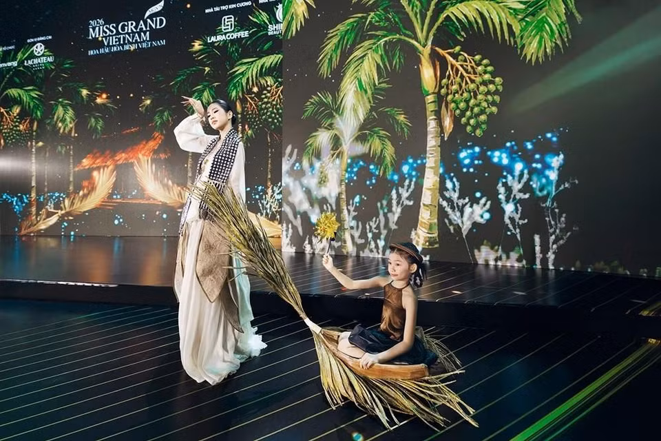 D’autres modèles présentés dans le cadre du segment du Grand Costume National 2026 contribuent à faire découvrir au monde la culture, l’histoire, la vie quotidienne et l’identité vietnamiennes.