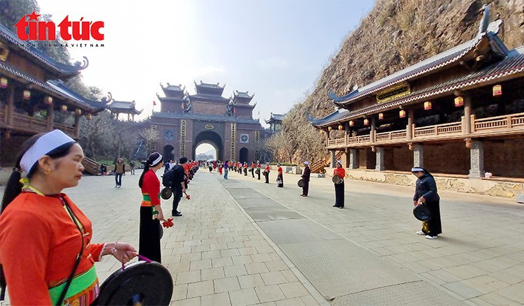 Outre son importance historique, Thung Ui est également un lieu vivant de transmission culturelle. Le site propose des reconstitutions de l’habitat traditionnel du peuple Muong, l’un des groupes ethniques les plus anciens du Vietnam, avec des maisons sur pilotis, des ateliers de tissage, des démonstrations culinaires locales et des activités de la vie quotidienne.