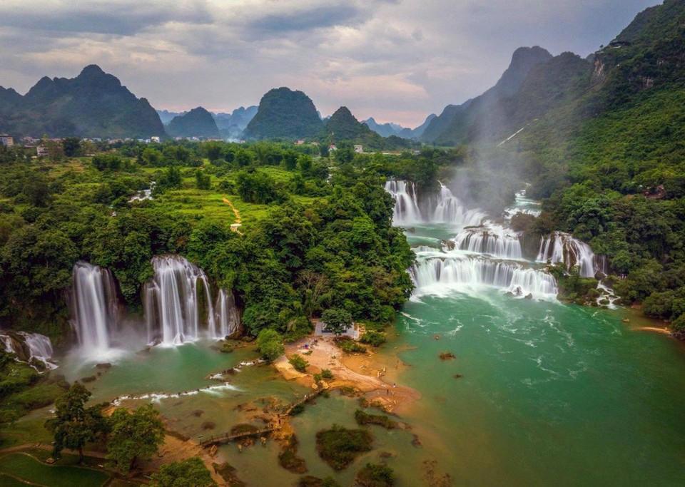 La cascade Ban Giôc englobe une série de cascades qui chevauchent la frontière entre le Vietnam et la Chine. Dans un spectacle époustouflant de puissance et de grandeur, l'eau coule sans fin à travers les piscines, les niveaux et les falaises en forme de fer à cheval unique.