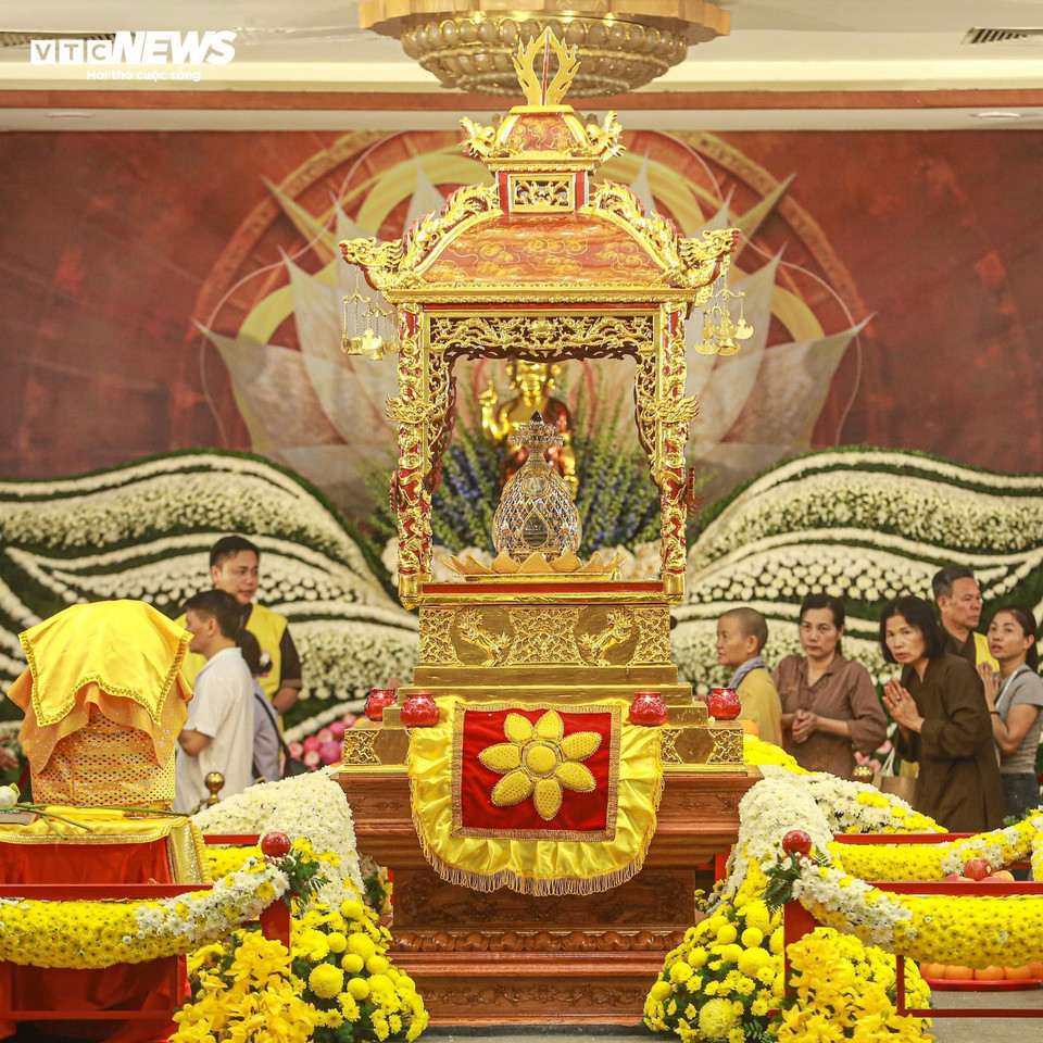 «Les reliques du Bouddha ont une valeur hautement symbolique. Elles sont considérées comme la manifestation physique du Bouddha lui-même. Le gouvernement indien a pris des précautions très strictes et a élaboré des plans détaillés pour assurer leur sécurité à l’étranger», a déclaré Abhijit Halder, directeur général de l’IBC. «Pour les Vietnamiens, c’est une occasion rare et sacrée de voir les reliques, comme si le Bouddha venait lui-même visiter le pays pour le Vesak.» Photo: VTC