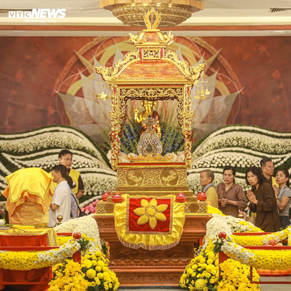 «Les reliques du Bouddha ont une valeur hautement symbolique. Elles sont considérées comme la manifestation physique du Bouddha lui-même. Le gouvernement indien a pris des précautions très strictes et a élaboré des plans détaillés pour assurer leur sécurité à l’étranger», a déclaré Abhijit Halder, directeur général de l’IBC. «Pour les Vietnamiens, c’est une occasion rare et sacrée de voir les reliques, comme si le Bouddha venait lui-même visiter le pays pour le Vesak.» Photo: VTC