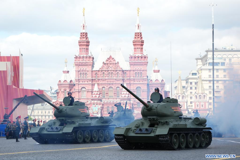 Des régiments de cérémonie de différents pays ont défilé sur la Place Rouge, suivis par des colonnes de matériel militaire, avec en tête les légendaires chars T-34. Photo: Xinhua/VNA