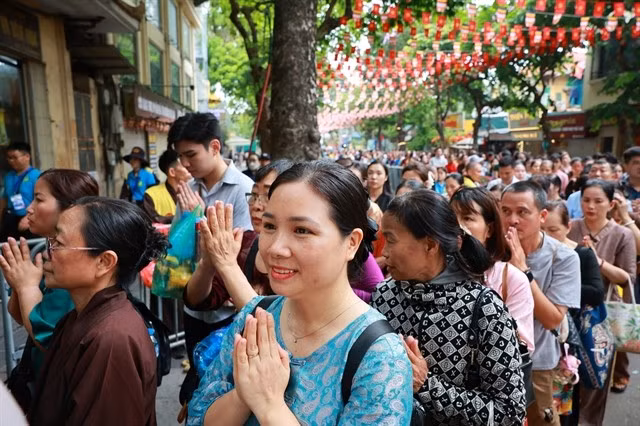 La célébration de la naissance, de l’état d’illumination et du décès de Gautama Bouddha remplit de joie les bouddhistes, où qu’ils se trouvent, car elle est pour eux l’occasion de glorifier son message de compassion et de dévouement au service de l’humanité. Photo: VNA