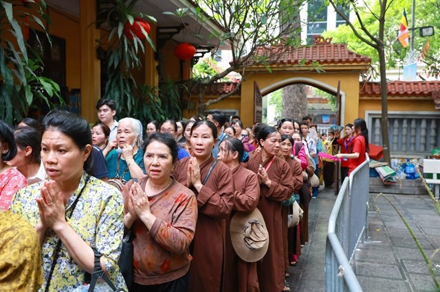 Il aurait vécu environ quatre-vingts ans, mais les traditions ne s’accordent pas sur les dates exactes de sa vie, que les recherches modernes tendent à situer de plus en plus tard : vers 623-543 av. J.-C. selon la tradition Theravāda, vers 563-483 av. J.-C. selon la majorité des spécialistes du début du XXe siècle, beaucoup au début du XXIe siècle envisageant un parinirvāṇa (mort du Bouddha) entre 420 et 380 av. J.-C.. Photo: VNA