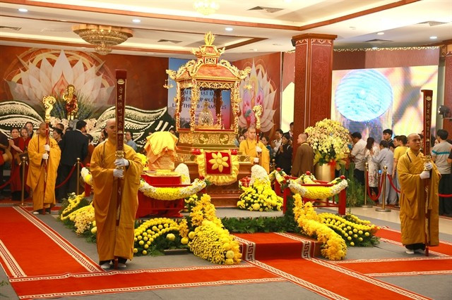 Cette exposition rare et spirituellement significative s’inscrit dans le cadre d’une série d’activités nationales marquant le Vesak qui nous offre l’occasion d’apprendre de l’un des plus grands penseurs de l’Orient, Gautama Bouddha ou Shākyamuni, dont le message de paix et de compassion conserve sa résonance particulière aujourd’hui encore. Photo: VNA