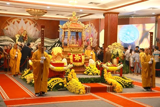 Cette exposition rare et spirituellement significative s’inscrit dans le cadre d’une série d’activités nationales marquant le Vesak qui nous offre l’occasion d’apprendre de l’un des plus grands penseurs de l’Orient, Gautama Bouddha ou Shākyamuni, dont le message de paix et de compassion conserve sa résonance particulière aujourd’hui encore. Photo: VNA