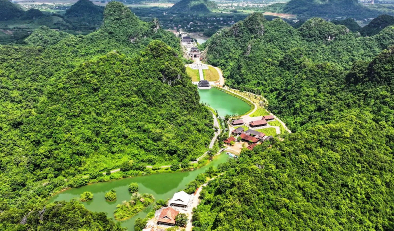 Le site touristique développé sur une superficie d’environ 270 hectares, actuellement en phase d’achèvement et dont l’ouverture au public est prévue à l’occasion du Nouvel An lunaire 2026.