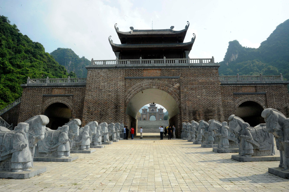 Les efforts récents de restauration et d’aménagement, basés sur des recherches historiques et scientifiques, ont permis de mettre en lumière les liens étroits entre Thung Ui et l’ancienne capitale de Hoa Lu.