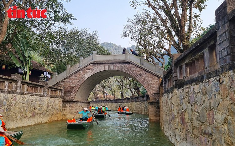 Des recherches récentes ont mis au jour des traces d’occupation humaine datant de dizaines de milliers d’années dans la région de Thung Ui et du Tràng An voisin, allant de 13.000 à 50.000 ans avant notre ère, avec des preuves d’ADN ancien extraites pour la première fois en milieu tropical.