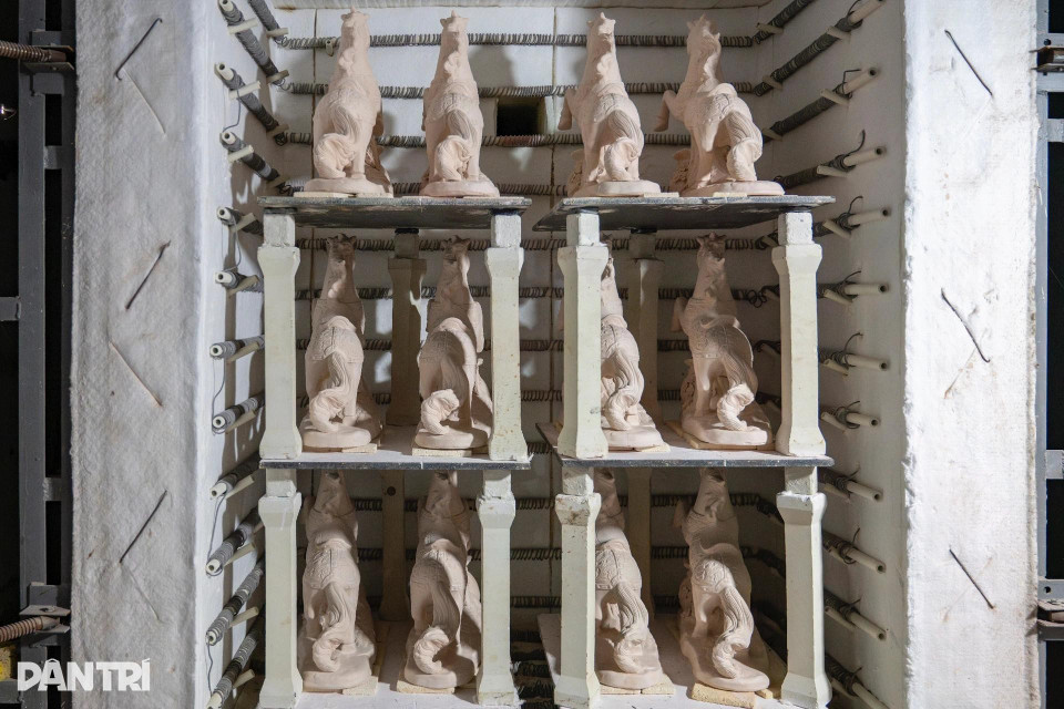 Une fois la décoration terminée, les pièces sont cuites à nouveau au four à une température de 750 à 800°C pendant cinq à six heures pour les durcir. Photo : dantri.com.vn