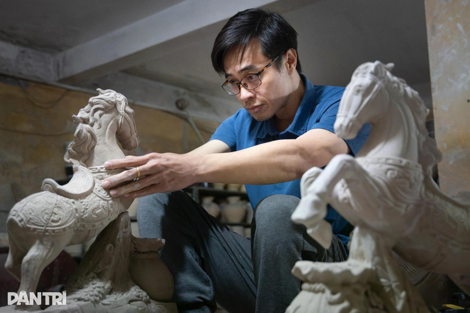 Les figurines de chevaux de Bat Tràng sont prisées pour leur fabrication entièrement artisanale, chaque pièce étant façonnée à la main. Photo : dantri.com.vn