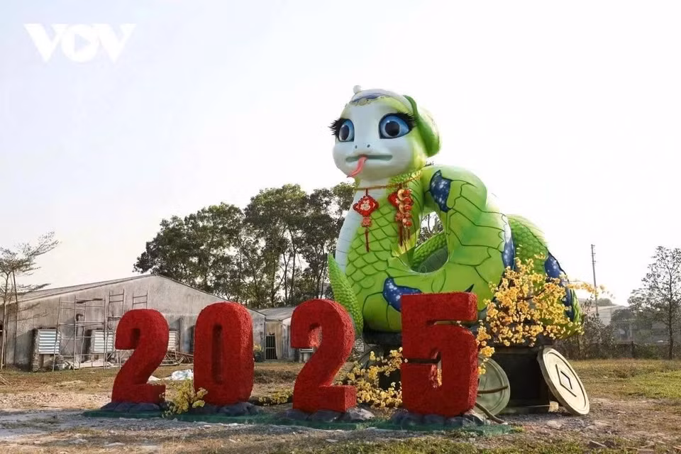 La mascotte de serpent de la province de Bac Giang, appelée Rắn Hạnh Phúc (Serpent heureux), est une création remarquable de l’artiste Bui Van Quan. Mesurant 5,1 mètres de haut et pesant 7 tonnes, ce chef-d’œuvre est fabriqué en béton armé et en acier, mettant en valeur à la fois la durabilité et la finesse artistique.