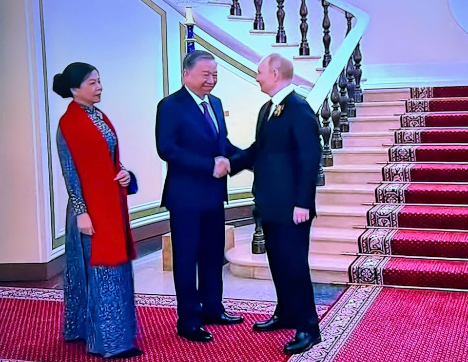 Le président russe Vladimir Poutine accueille le secrétaire général du Parti communiste du Vietnam, Tô Lâm, et son épouse lors de la cérémonie. Photo : capture d'écran
