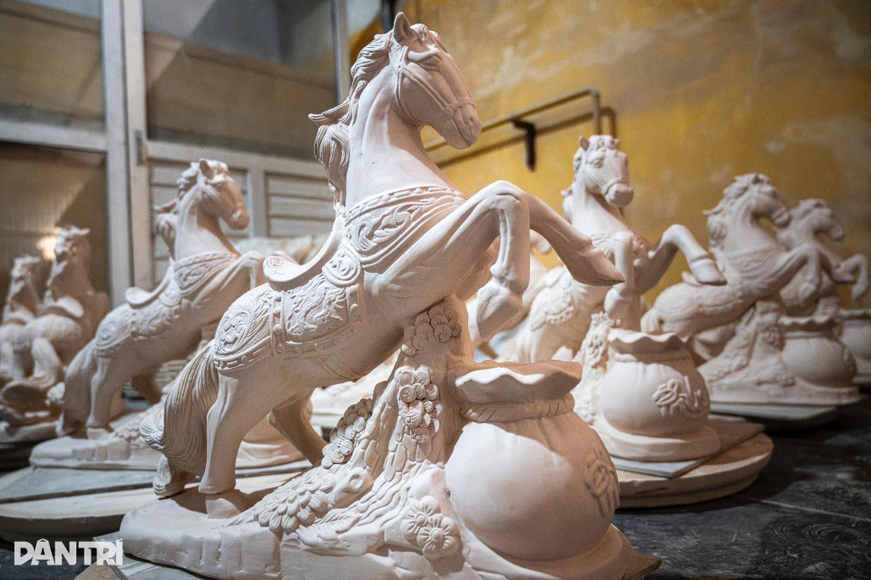 À ce jour, l’artisan Pham Minh Quang a produit plus de 2.000 figurines en céramique en forme de cheval, destinées aux marchés nationaux et internationaux. Photo : dantri.com.vn