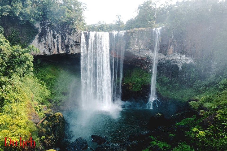 Kon Chu Rang est surtout célèbre pour ses cascades spectaculaires, notamment la cascade K50, surnommée la « fée de la grande forêt ». L’eau s’y précipite d’une hauteur de près de 50 mètres, créant un voile de brume féerique. L’accès, à travers sentiers, pentes et ruisseaux, constitue une véritable aventure pour les amateurs de trekking. Photo: tcdulichtphcm.vn