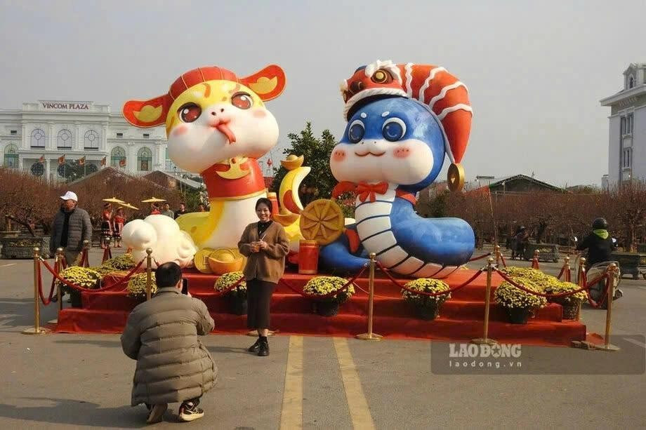 À la foire du Nouvel An lunaire de la ville de Viêt Tri, dans la province de Phu Tho (Nord), une paire de mascottes de serpents est devenue virale sur les réseaux sociaux grâce à leur design potelé et à leurs expressions adorables.