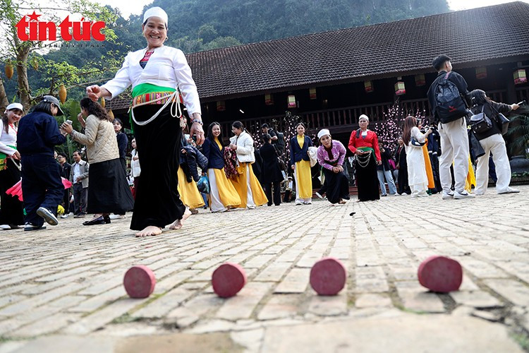 Des manifestations culturelles telles que les danses au son des gongs, les jeux folkloriques comme le lancer du bâton ou la danse sur poteaux, ainsi que les costumes ethnographiques enrichissent encore l’expérience des voyageurs et renforcent l’identité culturelle de la destination.