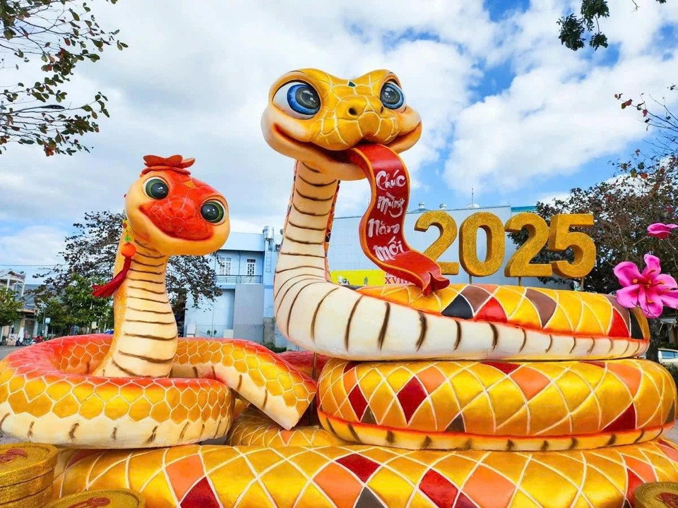 Une paire d’adorables serpents dorés a été placée au rond-point de l’étang à poissons de Ho Chi Minh dans la province de Gia Lai, dans les Hauts Plateaux du Centre, pour célébrer le Nouvel An lunaire 2025.