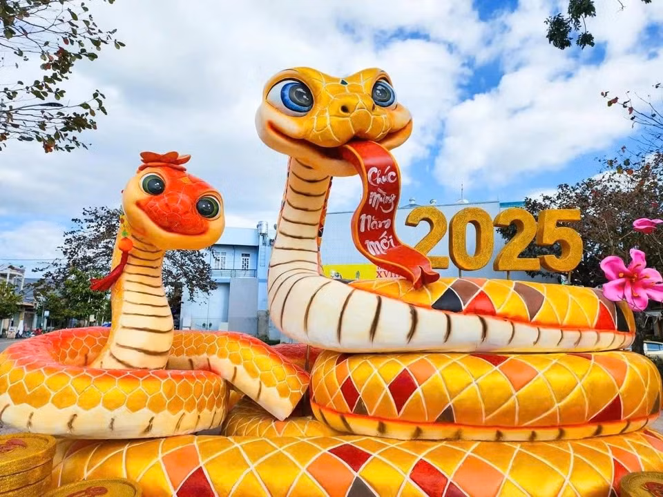 Une paire d’adorables serpents dorés a été placée au rond-point de l’étang à poissons de Ho Chi Minh dans la province de Gia Lai, dans les Hauts Plateaux du Centre, pour célébrer le Nouvel An lunaire 2025.