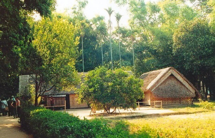 Située à environ 15 km de la ville de Vinh (province de Nghê An), la commune de Kim Liên est le pays natal du président Hô Chi Minh. Cette zone comprend de nombreux sites dont le village de Hoàng Trù, terre natale de sa mère Hoàng Thi Loan ; le village de Sen, pays natal de son père Nguyên Sinh Sac où Hô Chi Minh vécut de 1901 à 1906 ; le tombeau de sa mère ainsi que d’autres sites en relation avec son enfance. Photo: Internet