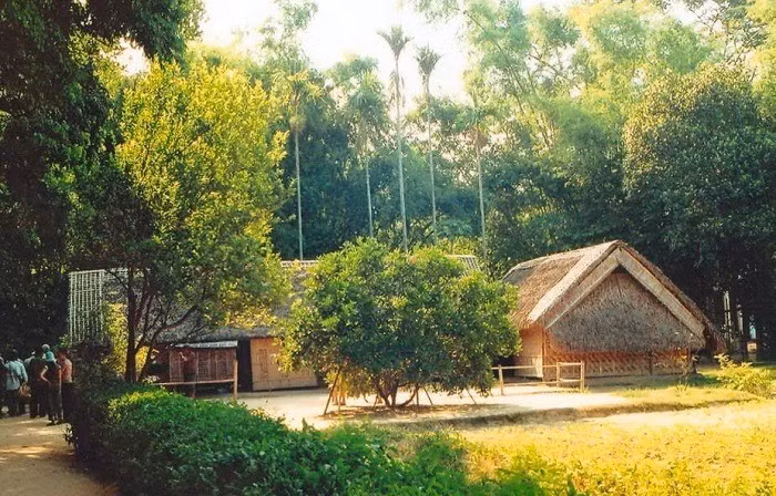 Située à environ 15 km de la ville de Vinh (province de Nghê An), la commune de Kim Liên est le pays natal du président Hô Chi Minh. Cette zone comprend de nombreux sites dont le village de Hoàng Trù, terre natale de sa mère Hoàng Thi Loan ; le village de Sen, pays natal de son père Nguyên Sinh Sac où Hô Chi Minh vécut de 1901 à 1906 ; le tombeau de sa mère ainsi que d’autres sites en relation avec son enfance. Photo: Internet