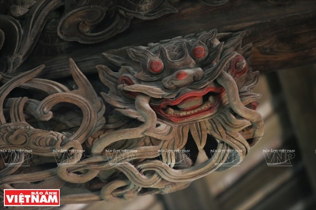 Lors de la visite de la commune de Khanh Son, les visiteurs peuvent admirer le temple Hoành Son, qui est le plus grand vestige historique de la région Centre. Reconnu vestige national spécial en décembre 2017, ce temple a été construit en 1763 pour adorer Uy Minh Vuong Ly Nhât Quang qui construisit et protégea la province de Nghê An. Le temple est célèbre pour son énorme structure en bois et ses sculptures sophistiquées. Photo: VNP
