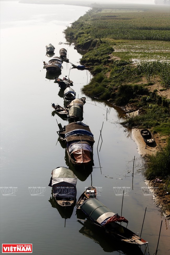 Un tronçon de la belle rivière Lam. Le village de Sen est devenu un lieu de pèlerinage pour tous les Vietnamiens, notamment à l’occasion de l’anniversaire de la naissance du président Hô Chi Minh, le 19 mai. Sur place, les visiteurs peuvent exprimer leur respect et leur admiration envers le héros de la libération nationale et le leader charismatique mondial qu’il a été. Lieu de mémoire des traditions patriotiques, le site accueille régulièrement de grandes activités politiques et cérémonies des autorités et collectivités. Photo: VNP