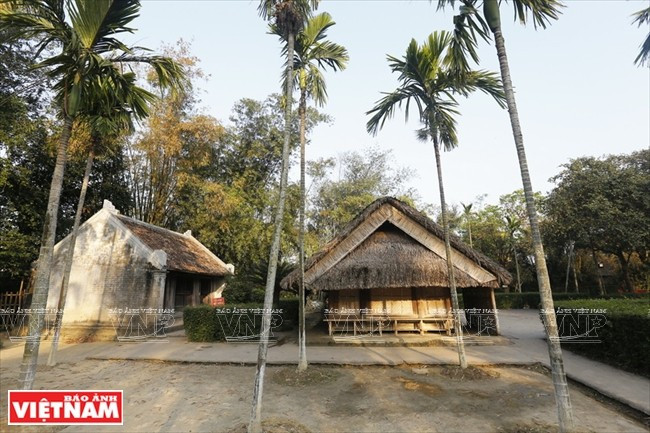 Cette maison de trois pièces dans le village de Hoàng Trù est le lieu de naissance de l’Oncle Hô. Dans une campagne pittoresque du centre du Vietnam, les visiteurs ont l'occasion d'en apprendre davantage sur l'espace de vie et les souvenirs liés à l'enfance de l'Oncle Hô, et d’admirer des patrimoines anciens dont le puit Côc, un vieux banian, le temple de la famille Nguyên Sinh, et surtout la chaumière de Nguyên Sinh Sac - le père de l'Oncle Hô. Photo: VNP