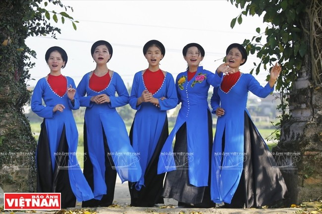 Les touristes peuvent profiter des mélodies de Vi et Giam dans le district de Nam Dàn. Photo: VNP