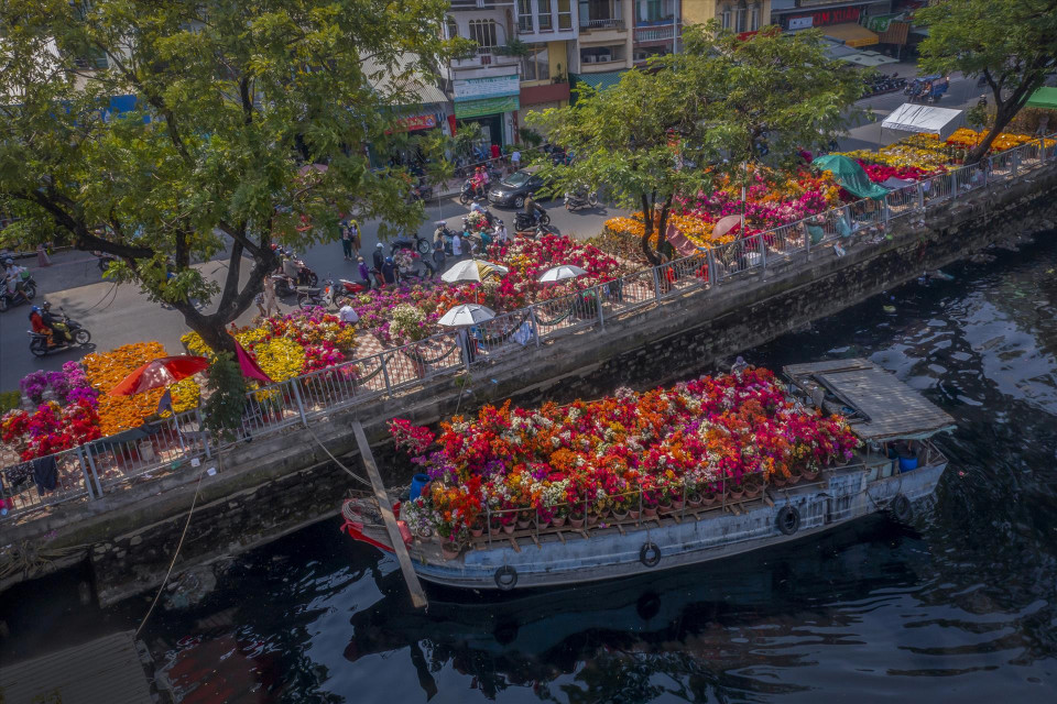 La plupart des bateaux transportant des fleurs et des plantes ornementales vers le quai de Binh Dong proviennent des provinces du delta du Mékong.