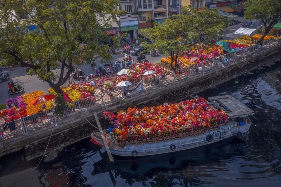 La plupart des bateaux transportant des fleurs et des plantes ornementales vers le quai de Binh Dong proviennent des provinces du delta du Mékong.