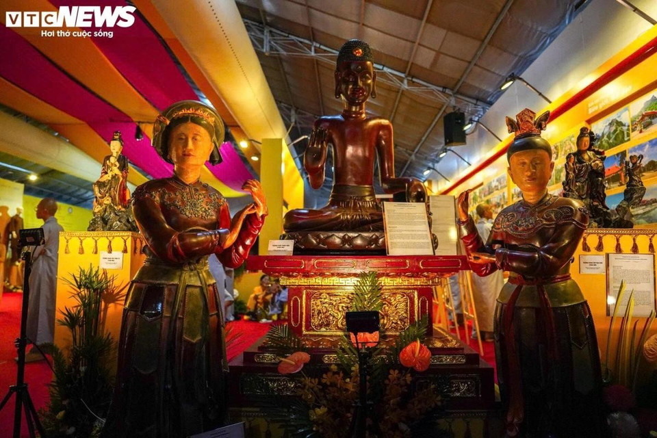 Organisée par la Sangha bouddhiste du Vietnam, l’exposition vise à honorer et à diffuser les valeurs durables du bouddhisme vietnamien. Les organisateurs espèrent qu’elle offrira aux délégués, moines, nonnes, adeptes bouddhistes et invités internationaux une occasion unique de découvrir et de comprendre les valeurs de la culture bouddhiste vietnamienne. Photo: VTC