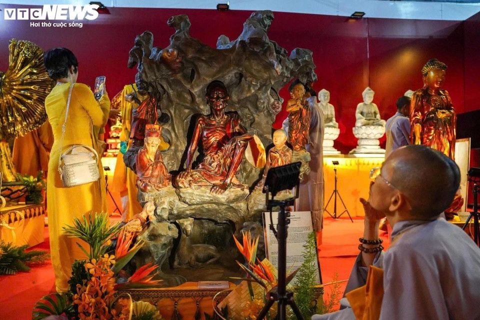 La statue du Bouddha émacié de la pagode Mia à Hanoi est tout à fait exceptionnelle. Cette représentation illustre un épisode particulier de la vie du prince Siddhartha, futur Bouddha Sakyamuni. Le personnage repose sur une base accidentée rappelant un pic montagneux. Ce sommet est une référence directe au nom de la statue, Tuyêt signifiant neige et Sơn, montagne; les monts enneigés, c’est-à-dire l’Himalaya, sont identifiés comme le lieu où l’action se serait déroulée. Les sculpteurs n’hésiteront pas à montrer un être décharné pour illustrer ce moment de la vie du Bouddha, faisant de la représentation du Bouddha émacié l’une des plus marquantes de la statuaire bouddhique du XVIIe siècle. Photo: VTC