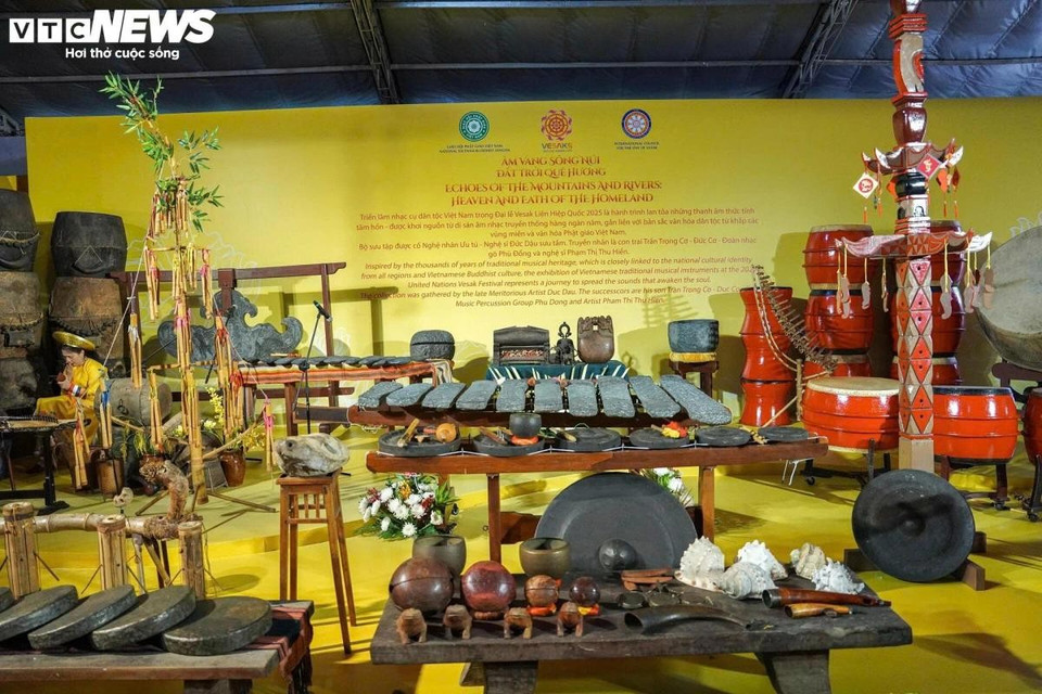 Outre les trésors, l’exposition reconstitue l’espace culturel bouddhiste vietnamien à travers des instruments de musique traditionnels, des robes monastiques, des cérémonies du thé, des édits impériaux, des écritures, des peintures, etc.