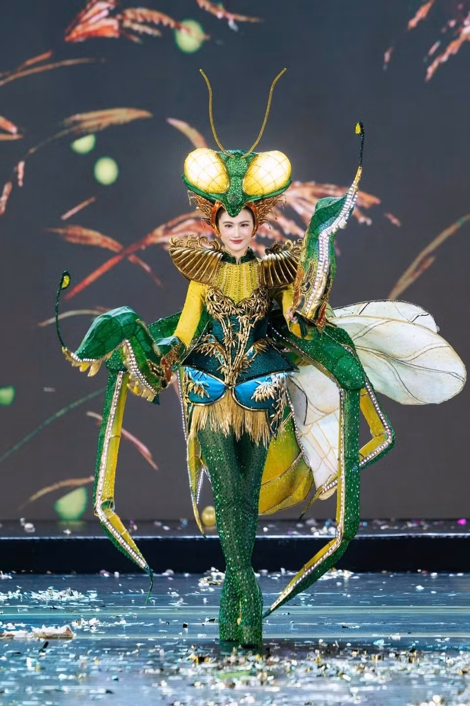 Miss Monde Vietnam 2023, Huynh Trân Y Nhi, présente une tenue lors du segment du Grand Costume National.