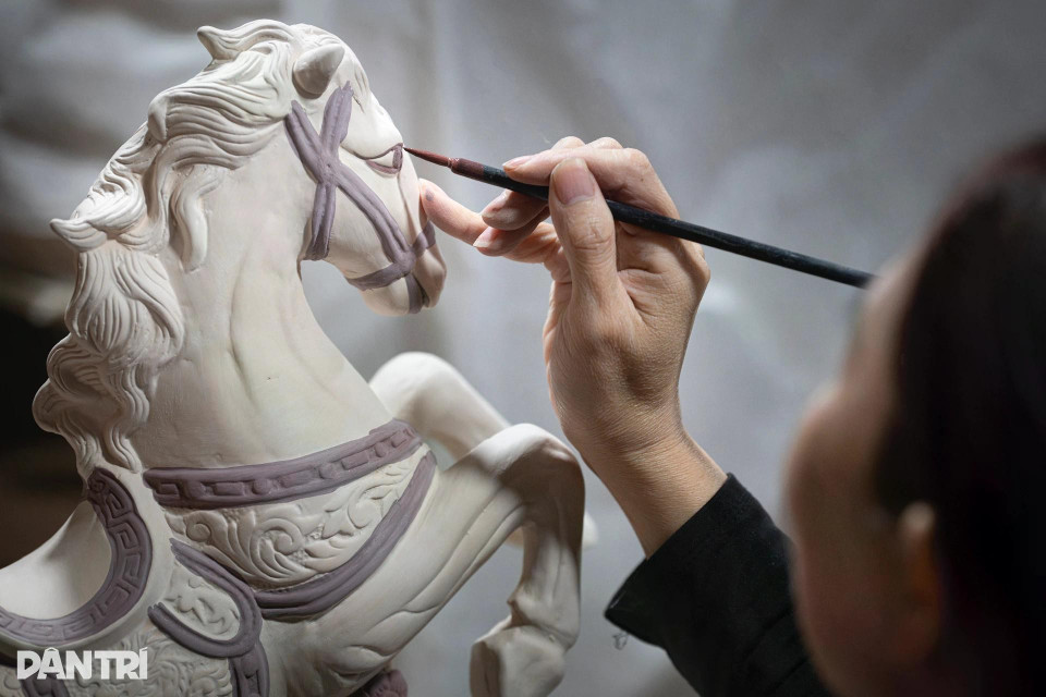 Selon Nguyên Kim Huê, peintre forte de plus de 20 ans d'expérience, le processus de dessin des motifs exige une concentration et une méticulosité maximales. Photo : dantri.com.vn