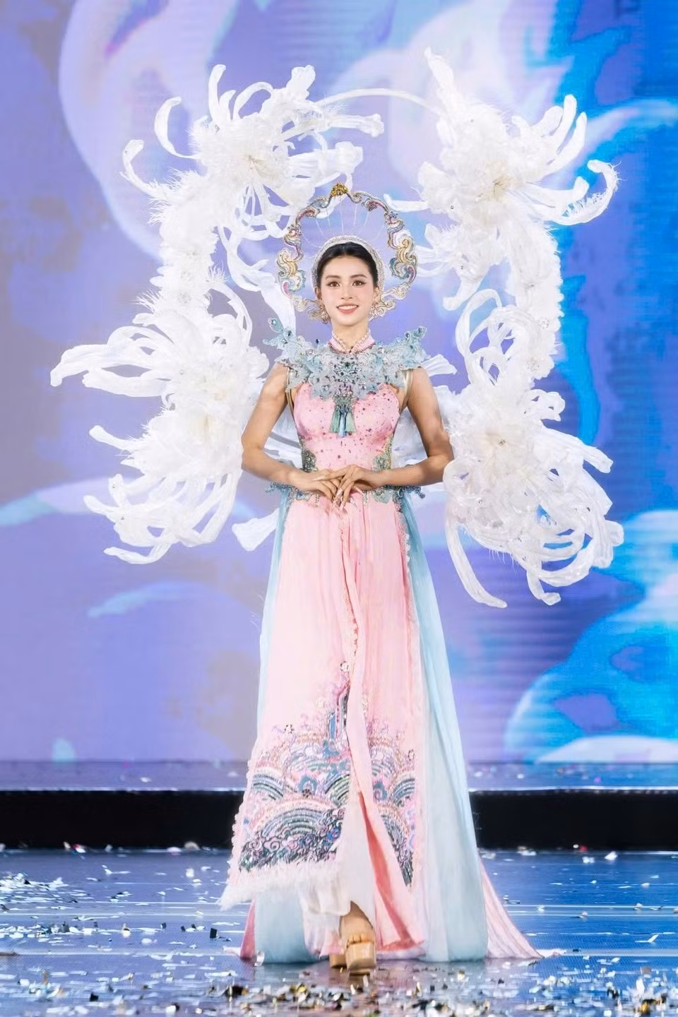 Plusieurs reines de beauté participent à la compétition, dont Miss Vietnam 2018 Trân Tiêu Vy.