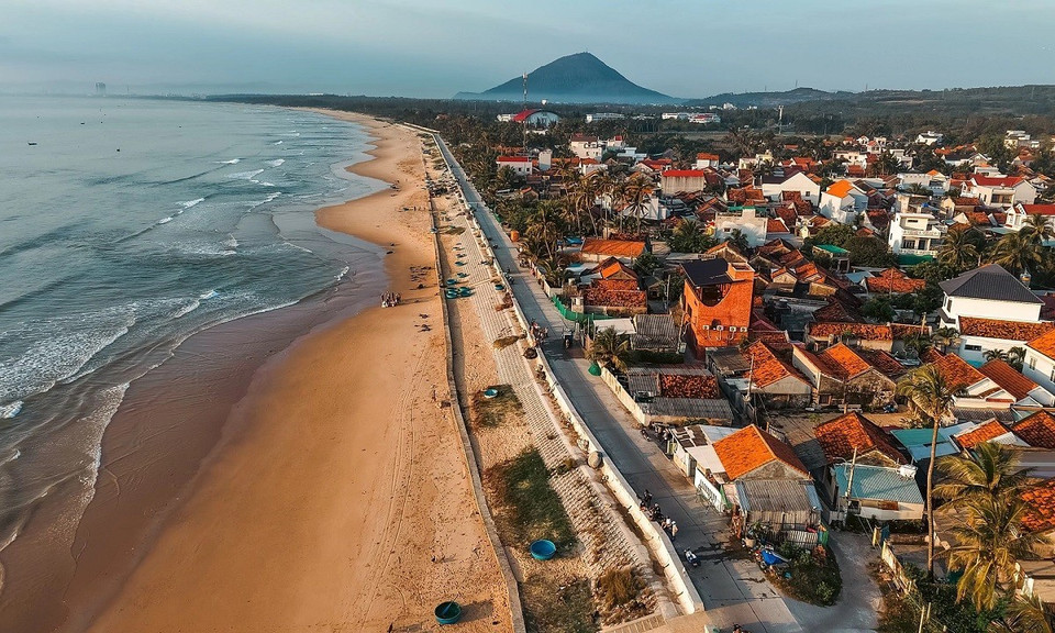 Depuis le village de pêcheurs de Long Thuy, les visiteurs peuvent facilement apercevoir Hon Chua – une petite île au milieu de la mer bleue. Hon Chua conserve encore sa beauté sauvage, avec ses plages de sable blanc fin, une eau limpide et paisible, offrant une sensation de détente à quiconque y met les pieds. Photo: VnExpress